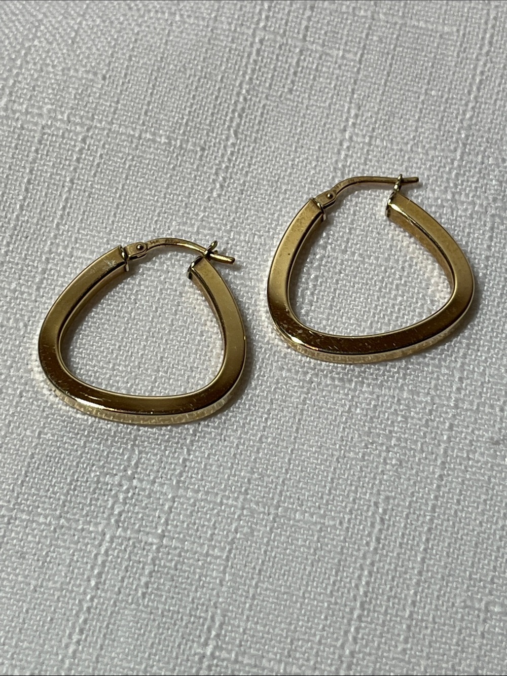Italy 14K Gold Triangle Hoop Earrings
Strong clasps
Tube design
